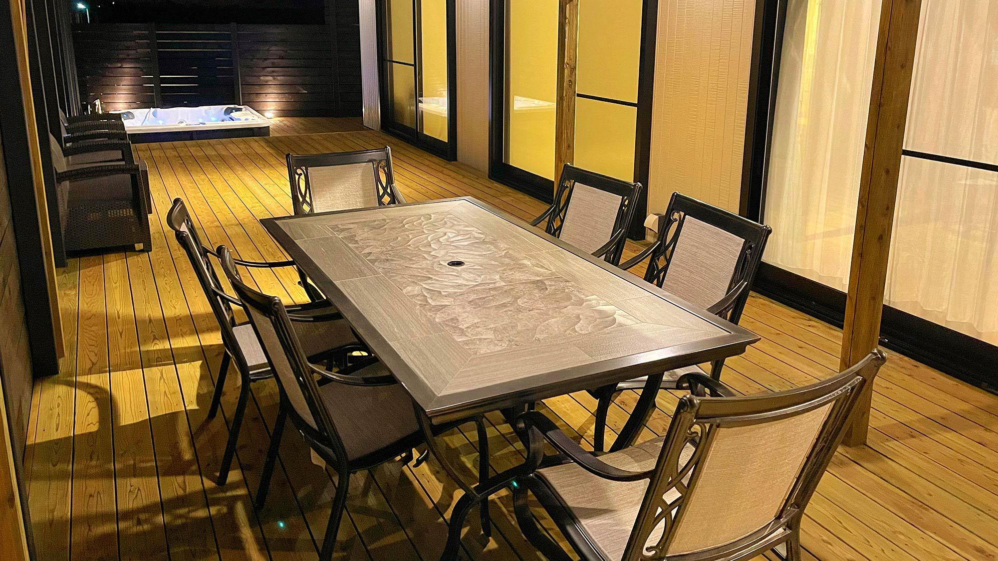 ・【テラス/テーブル】テラスには大型テーブルをご用意BBQやお外でのお食事で会話も弾みます