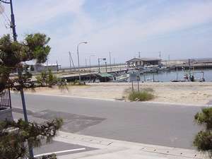 浜辺二階から海水浴場、尾崎漁港を望む