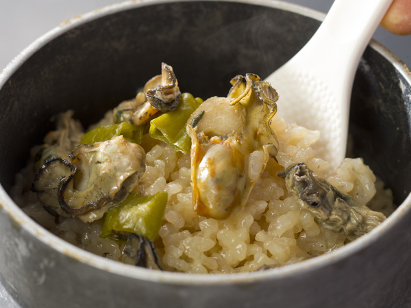 ［カキ釜飯］冬季(10〜3月まで)限定。牡蠣の旨みが御飯に染み込んでます。