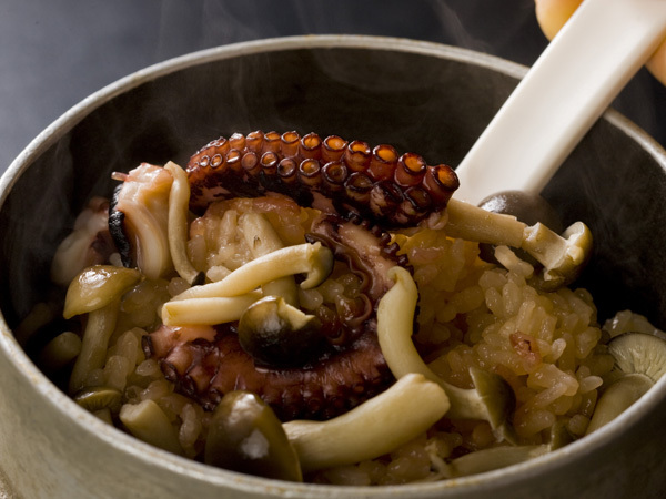 ［海鮮五目釜飯］地元産タコや白身魚などが日替わりで4〜5種ほど入った釜飯。季節によって味わいが変わる