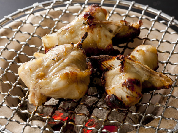 ［ふくの炭火焼き］地元産の魚醤をベースにしたタレで香ばしく