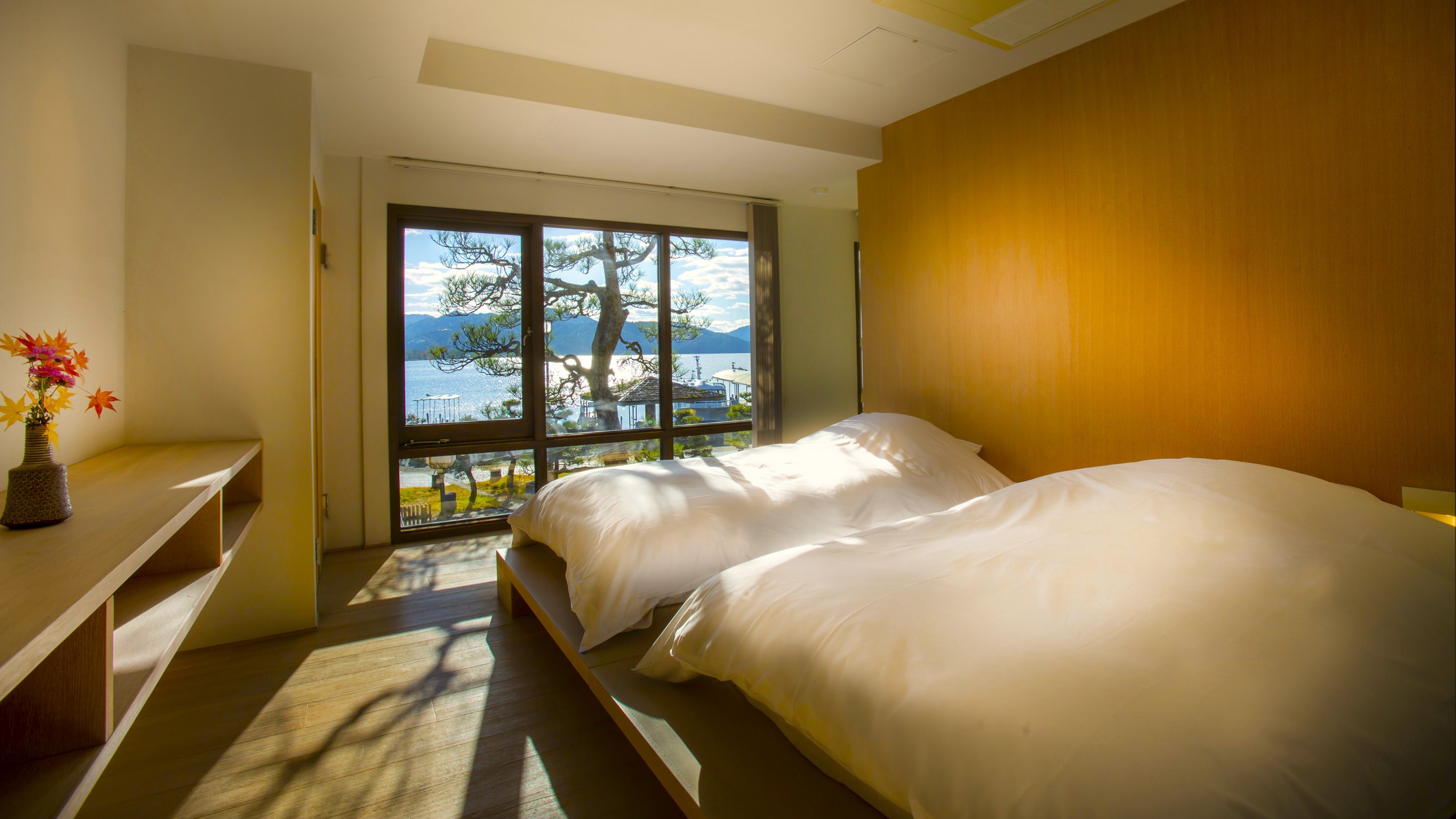 【2階眺望和洋室】ベットルームは桐材でしつらえており夏は涼しく冬は暖かい。