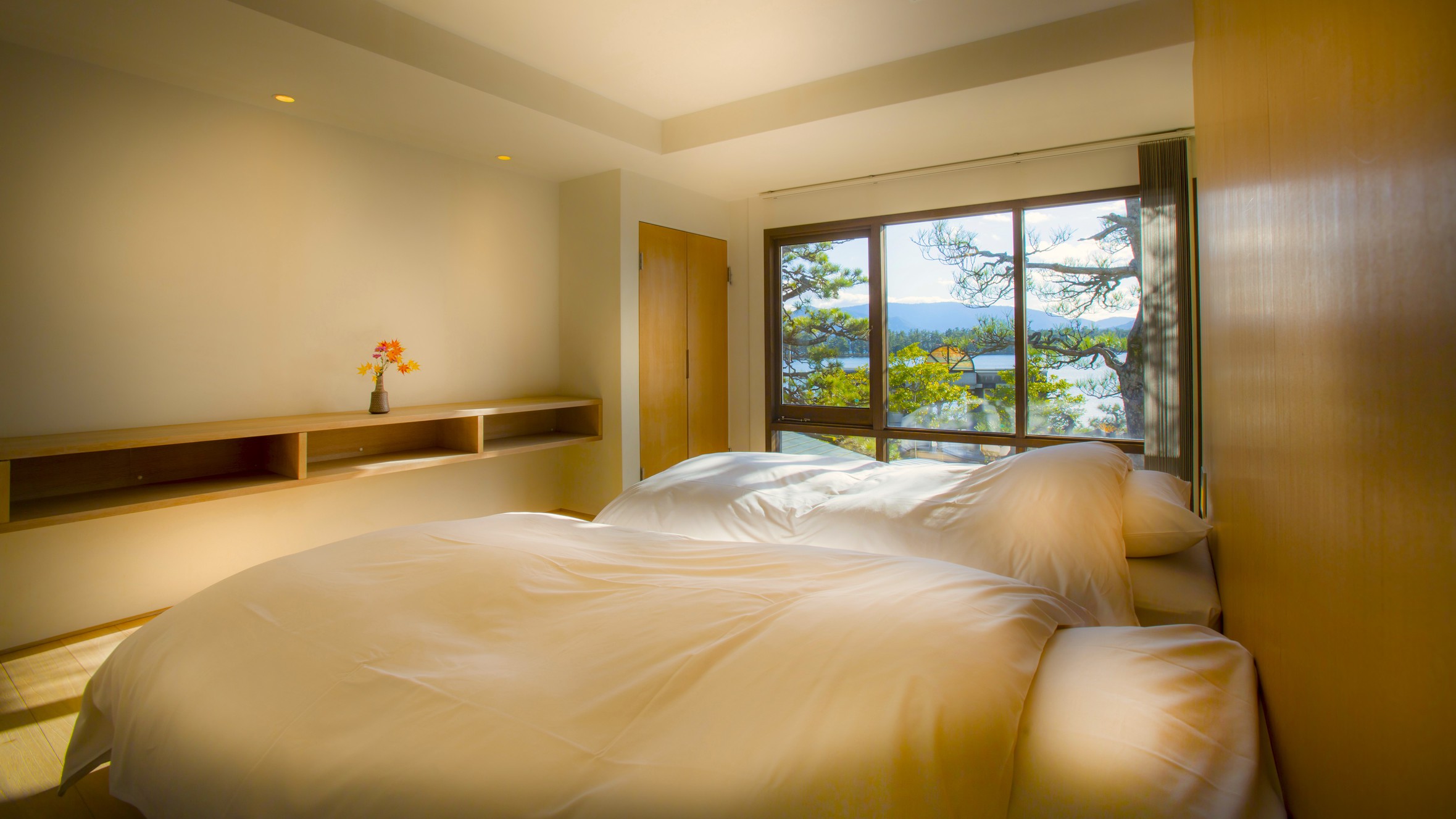 【2階眺望和洋室】ベットルームは桐材でしつらえており夏は涼しく冬は暖かい。