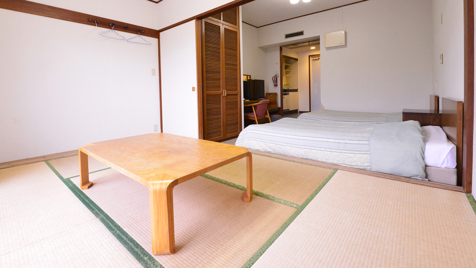 *和洋室（客室一例）/和室と２ベットルーム、そして沖縄の太陽が降り注ぐバルコニーがございます！
