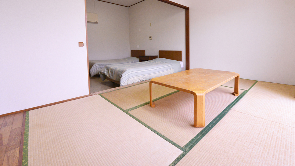 *和洋室（客室一例）/和室と２ベットルーム、そして沖縄の太陽が降り注ぐバルコニーがございます！
