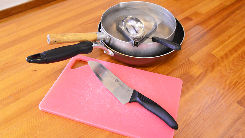 *貸出調理器具（客室一例）/自炊もできるよう、調理器具も備え付けられています。