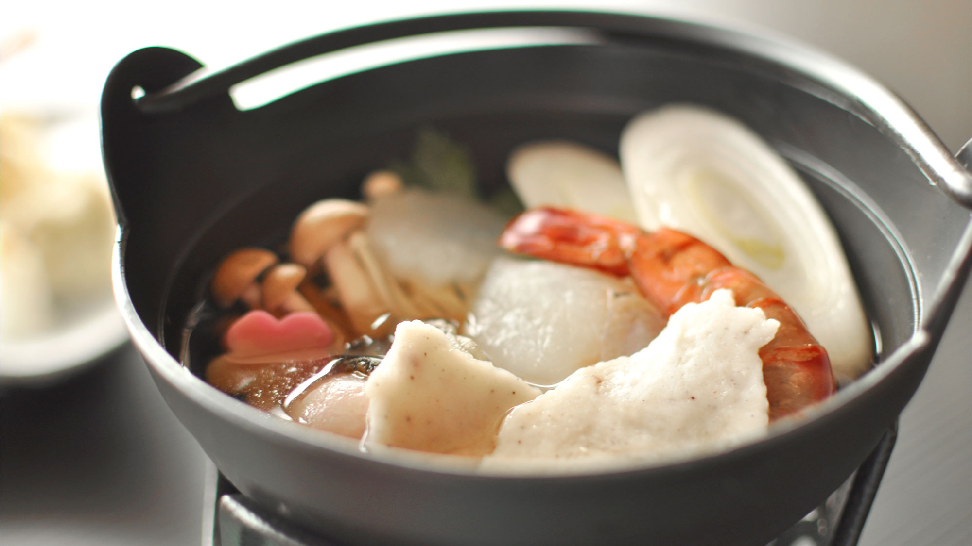  【ご夕食の一例】海の幸を使用したやさしいお鍋で、心も身体もあたたまります。