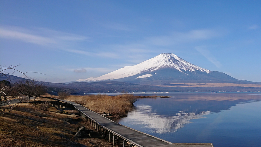 山中湖交流プラザ「きらら」当館より車で約10分。「きらら」から見た富士山。