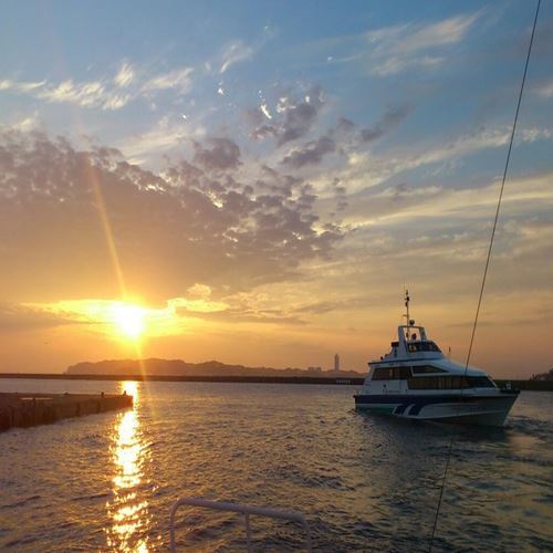 篠島港からの夕日／篠島へは師崎港、河和港、伊良湖港の各港よりお越しください。