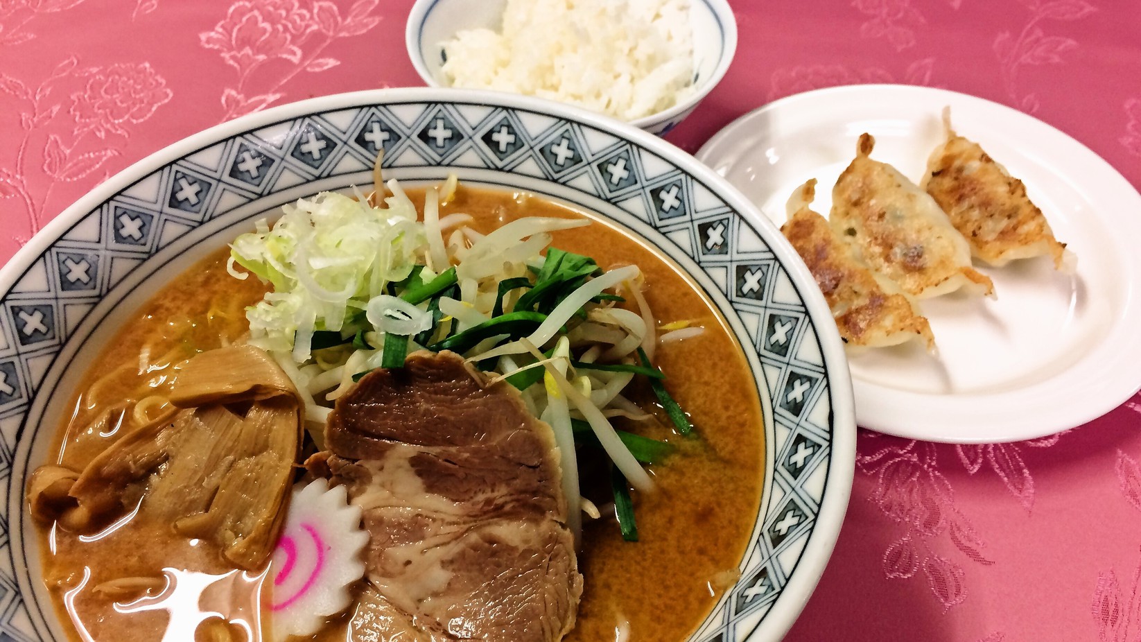 ＜花茶屋＞味噌ラーメンセット餃子に半ライスがついてきます