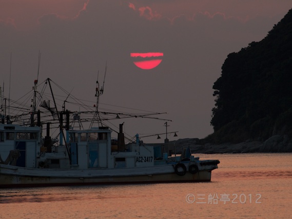 漁港からの夕日