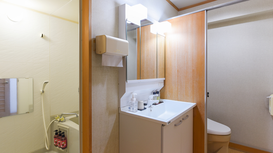 *【お部屋風呂＋洗面＋トイレ】2〜3階和室16畳共通で近いレイアウトの洗面所となっております。