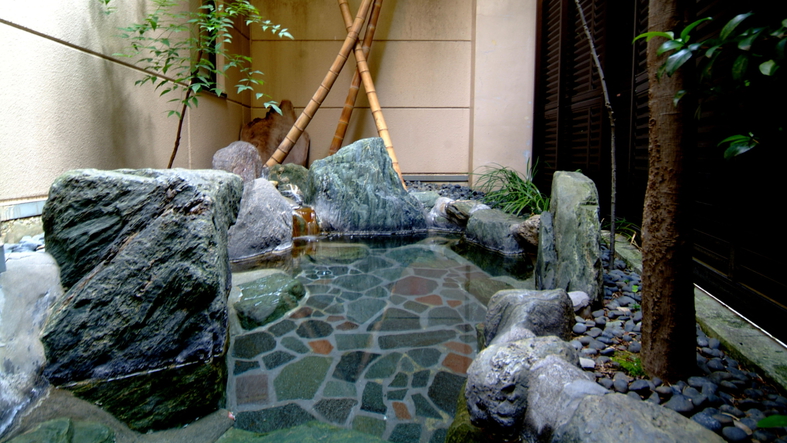 【露天風呂・女湯】アルカリ性単純泉3~4名サイズの露天風呂の底には伊予の青石を採用