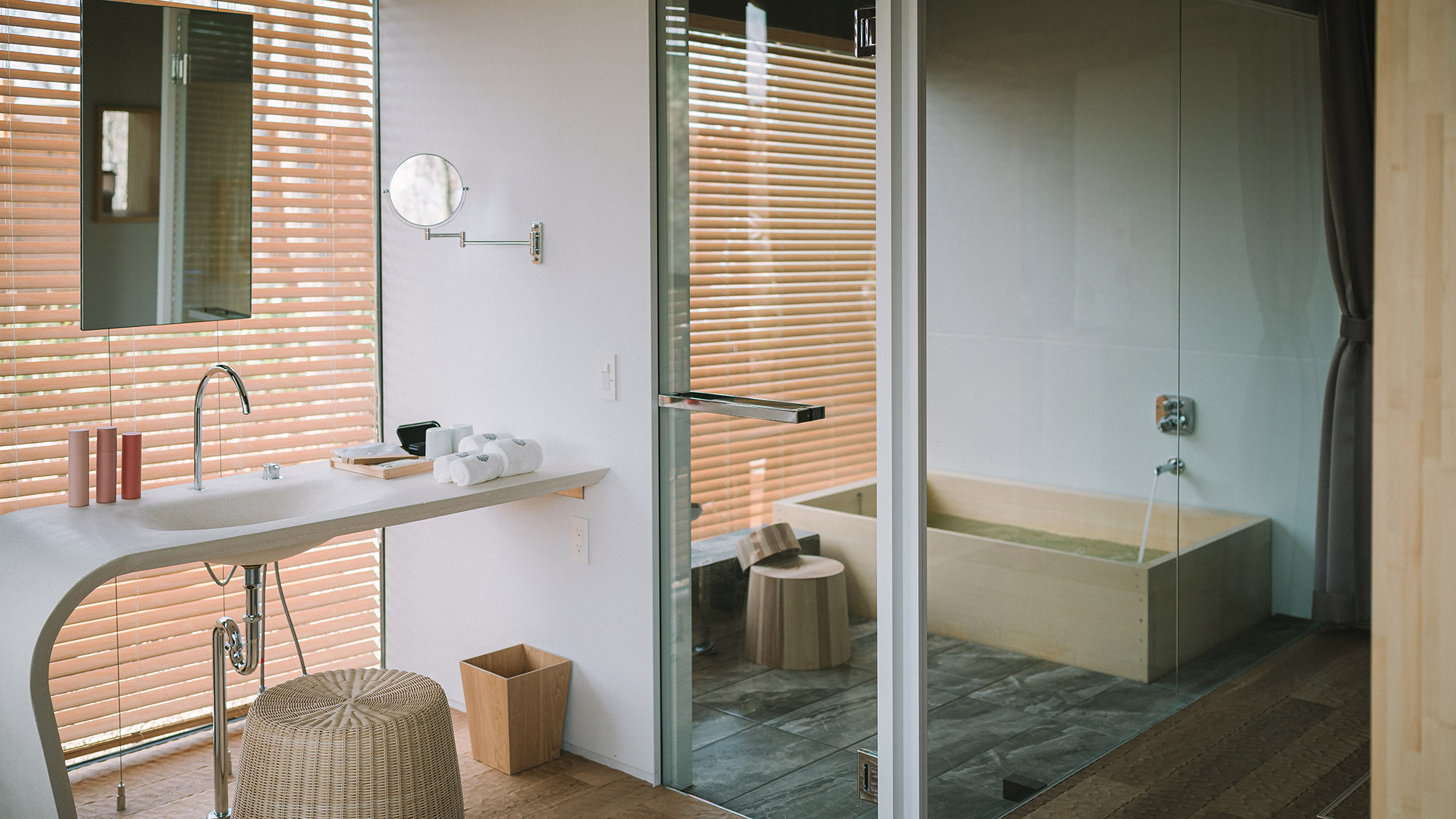 ・【Villaダブル 100平米】お部屋に洗面所と内風呂、外風呂を完備。大浴場もご利用いただけます