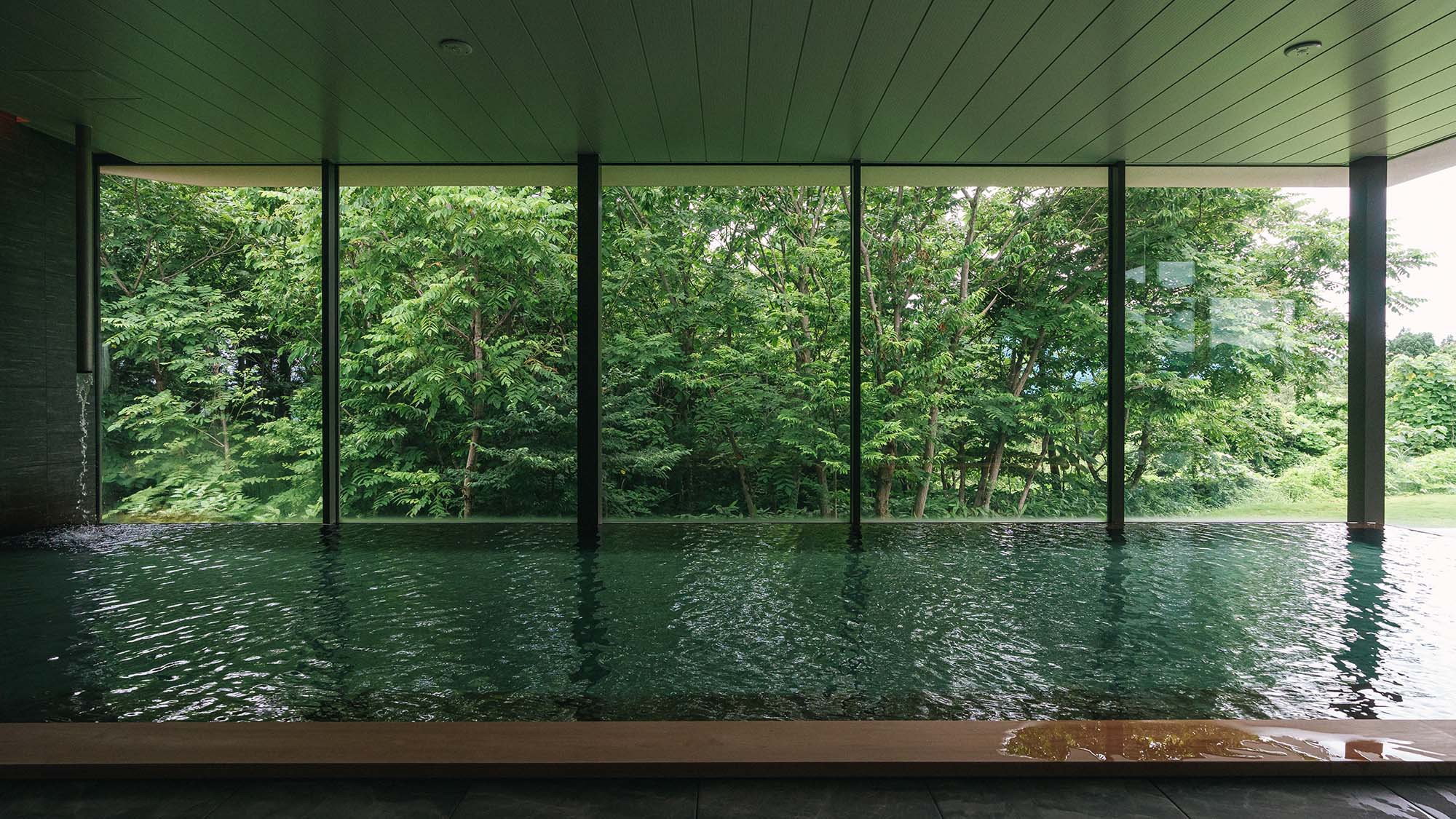 ・【温浴 左】大きく設計された窓からは、下田の四季をお楽しみいただけます