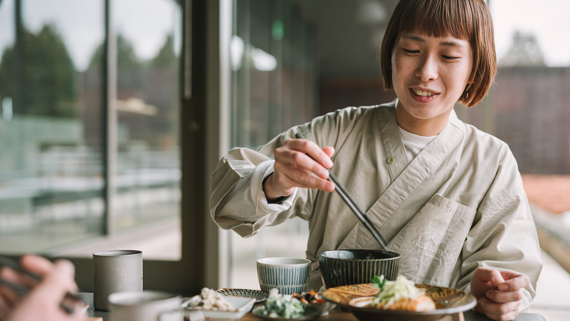 ・【レストラン】おいしいお料理を前に、仲間との会話も弾みます。