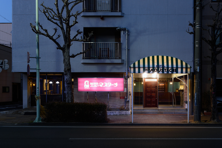 夜の外観