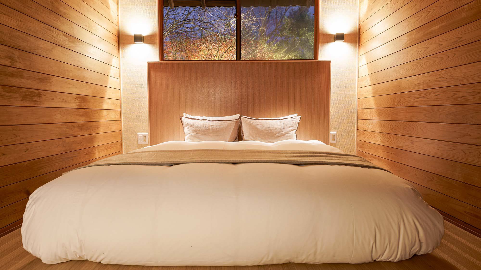 ・【寝室】木の温もりを感じられる壁が特徴、心地よい眠りにいざないます