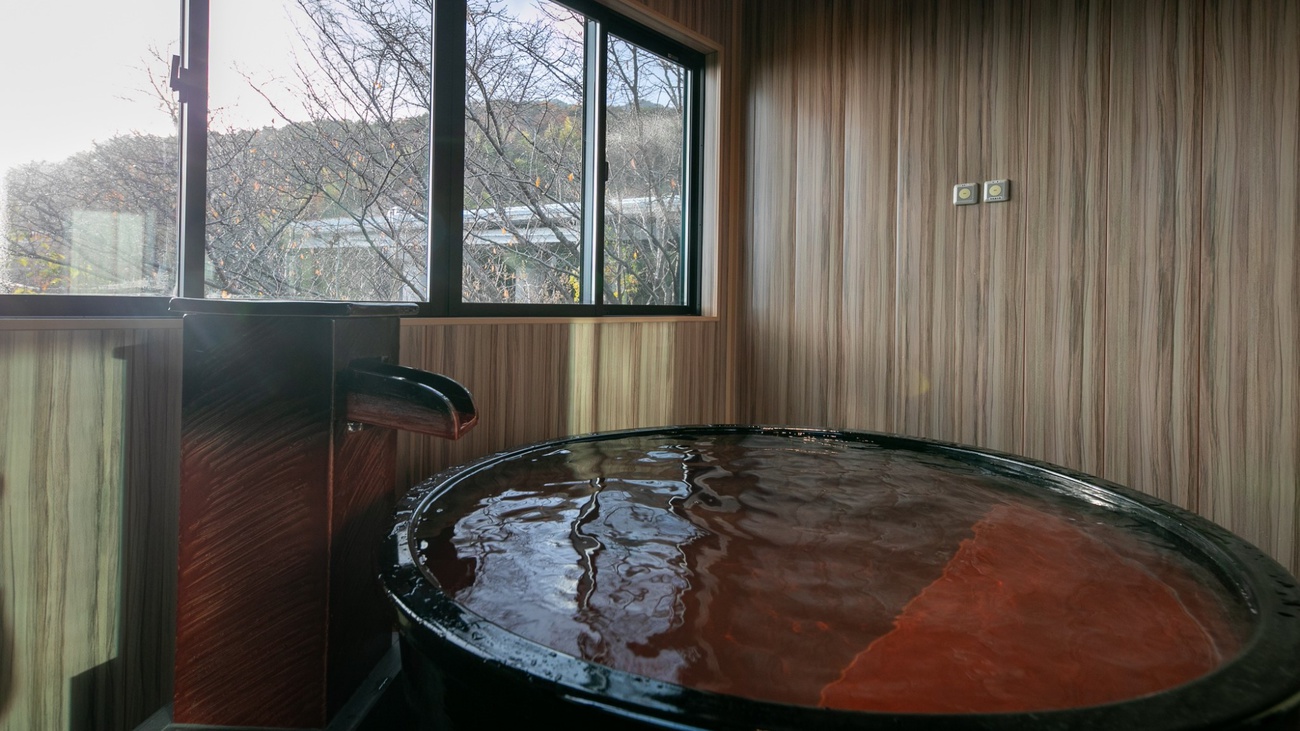 半露天風呂信楽焼の浴槽（曙-Akebono-）