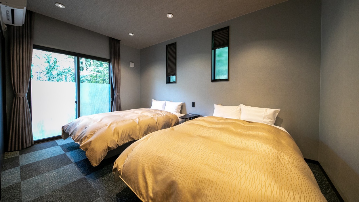 寝室ダブルベッド2台（紫苑-Shion-）
