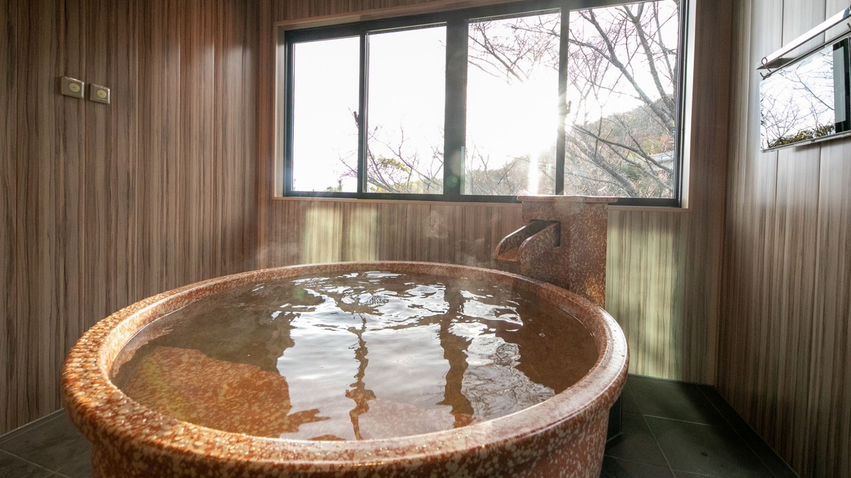 半露天風呂信楽焼の浴槽（紅-kurenai-）