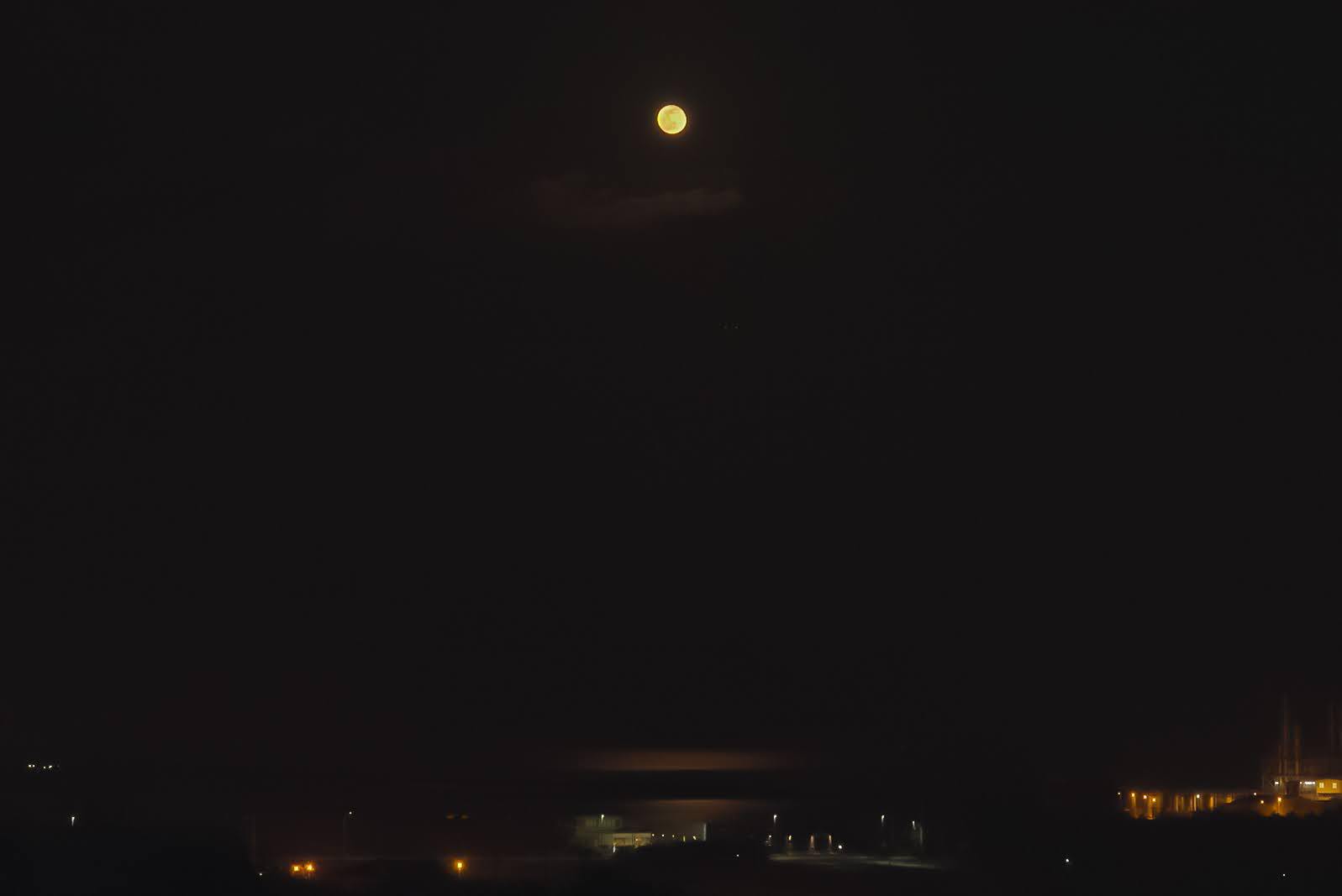 【月道】海を望む窓からは海面を照らす美しい月の道が輝いて見えます