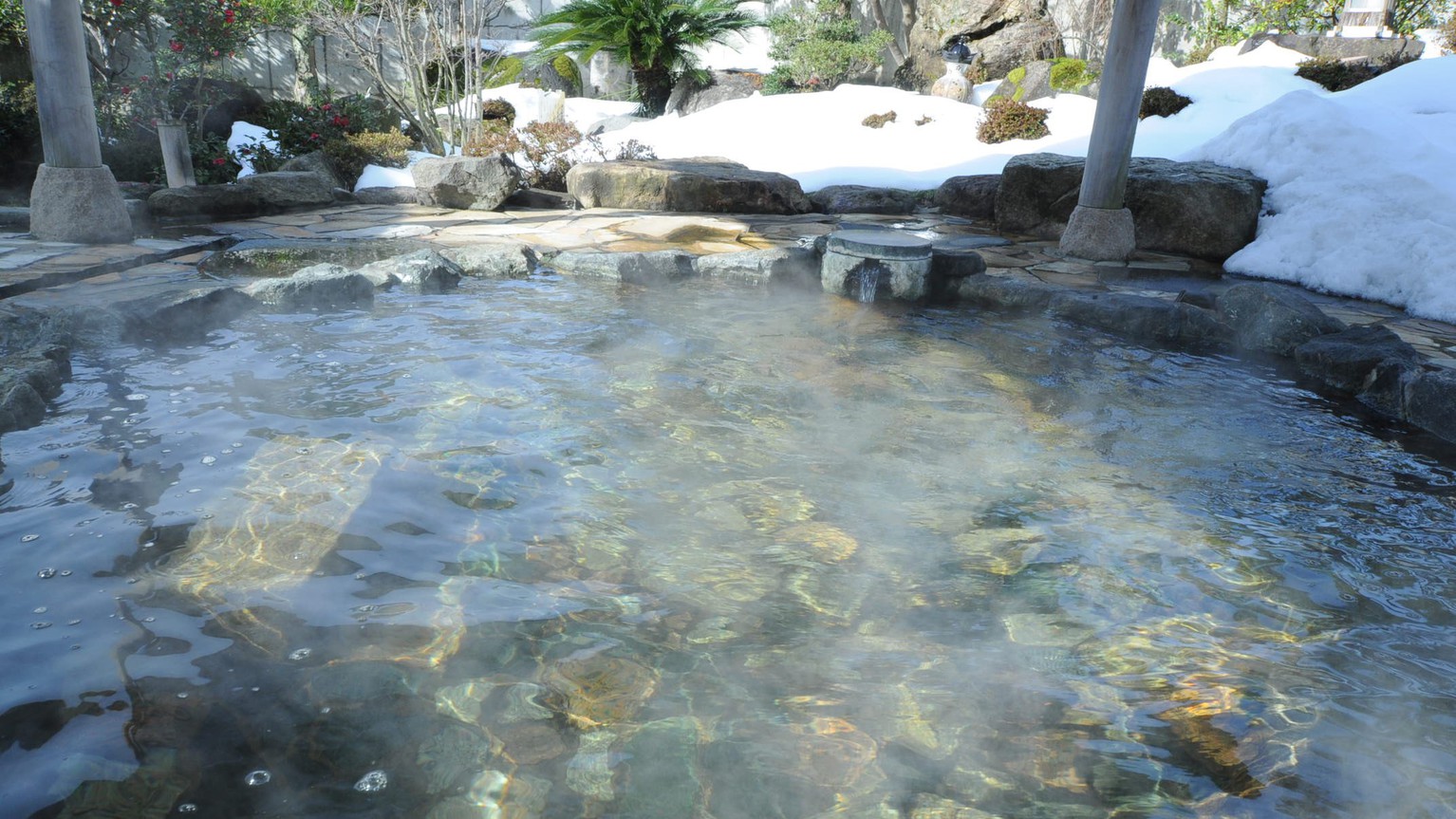 露天風呂：塩化物硫黄泉の源泉かけ流しの庭園露天風呂