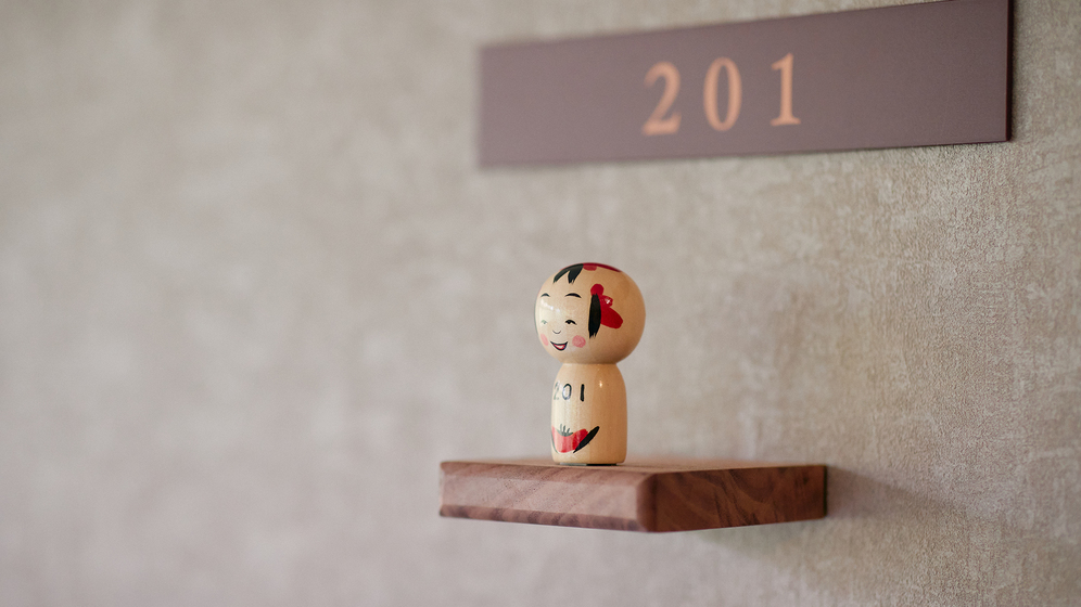 【こけし】各お部屋の前には表情の異なるこけしがいます