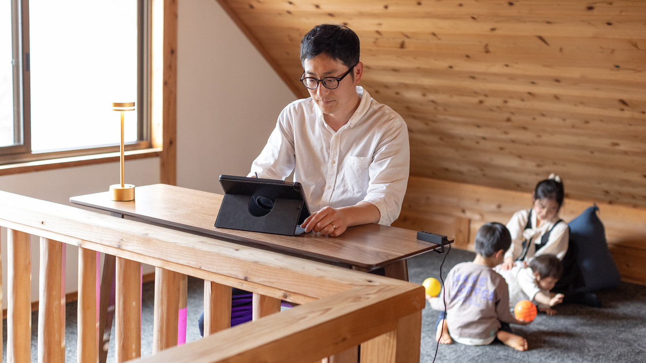 【森の樹木】ゆったりとしたロフト。お子様が遊ぶ様子を見ながら、ワーケーションにもぴったり