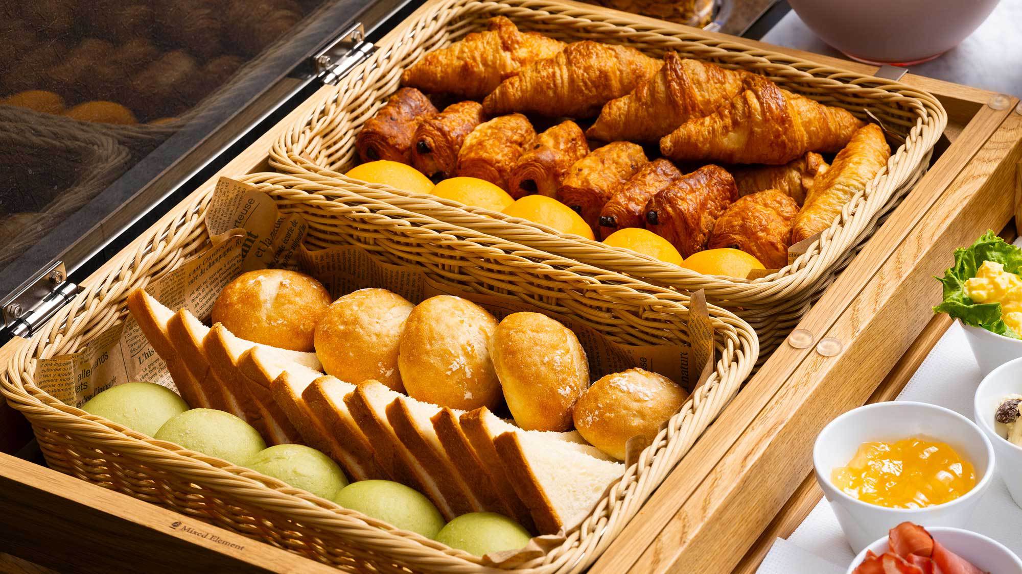 【朝食】洋食派の方は、香ばしい焼きたてパンもお楽しみいただけます