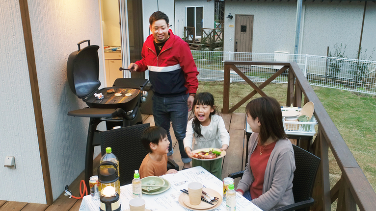 お客様ご自身でデッキテラスにおいてグリルで食材を焼いて召し上がっていただきます♪