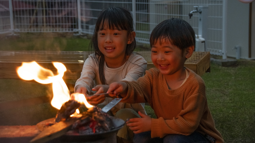 19時30から20時30分まで広場でキャンプファイヤーをします。マシュマロ焼き体験（無料）サービス。