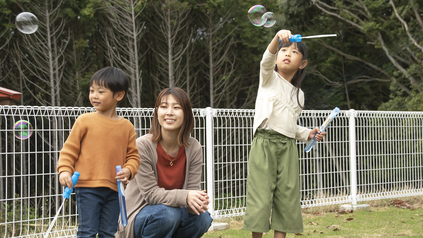 【自然の中で遊ぶ】里山の空気をいっぱいに吸いながら自然の中で遊んでください。