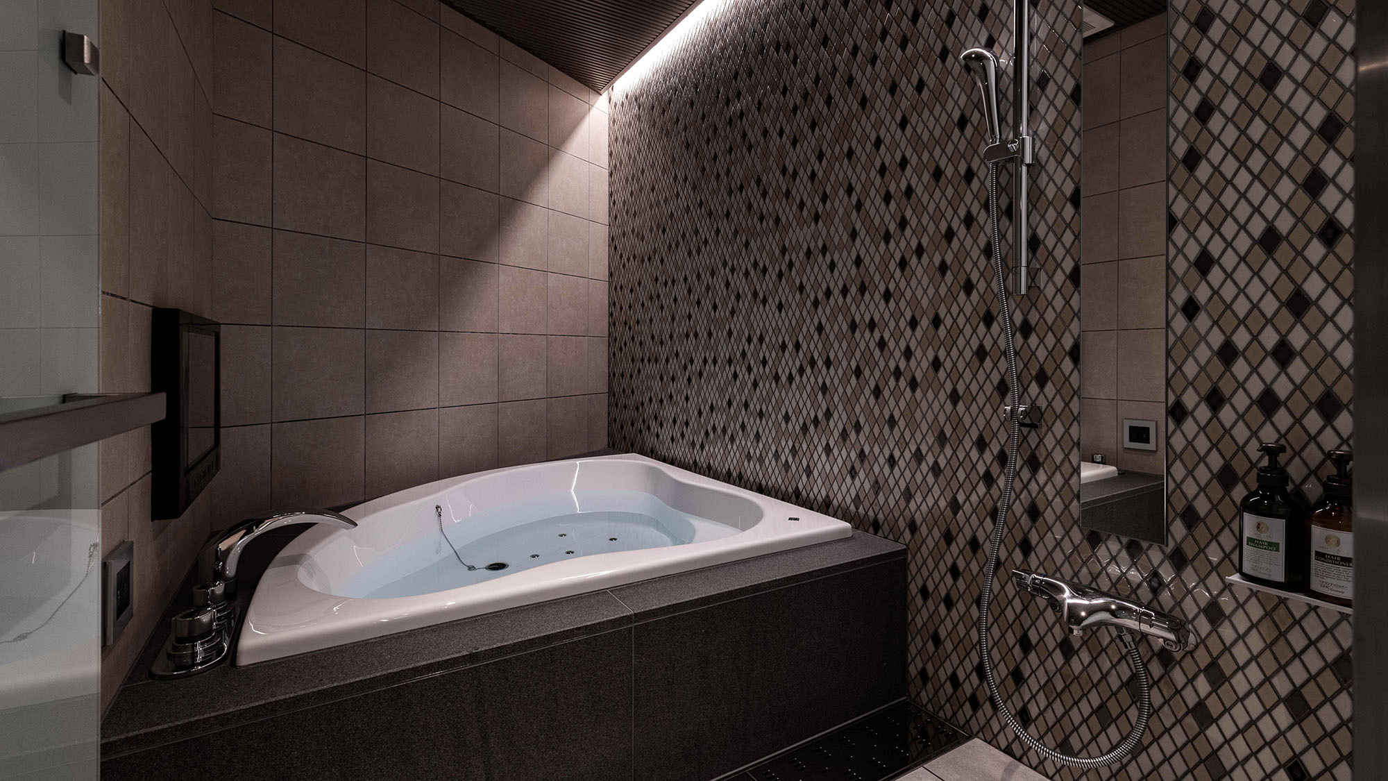 ・【カラオケルーム（喫煙）】モザイクタイル張りのモダンな浴室