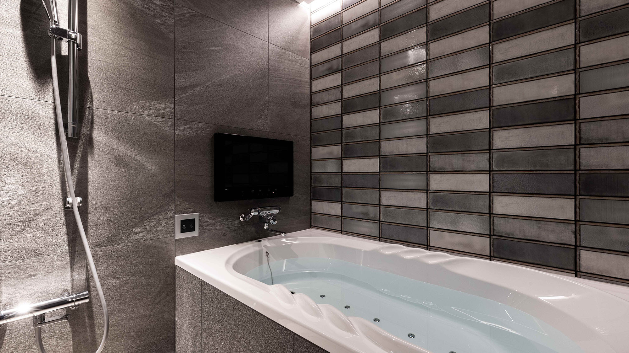 ・【キングダブル（バスタブ）】モダンなデザインのバスルームは入浴中もテレビ視聴が可能