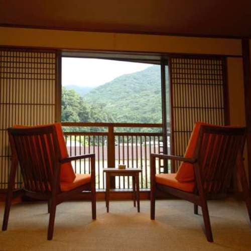 箱根の山々が見渡せる須雲川沿いの客室