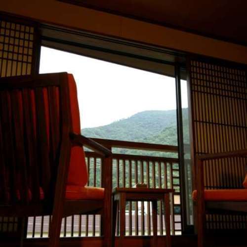 箱根連山を眺めながら和モダン客室で夕涼み