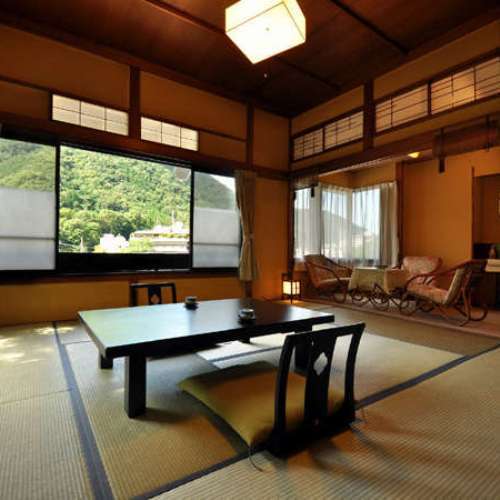 箱根連山が見渡せる客室(懐かしの間)梢