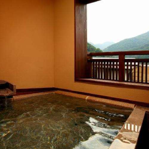 午後撮影した新客室の露天風呂と箱根の山々（そよぎの間-雲雀）