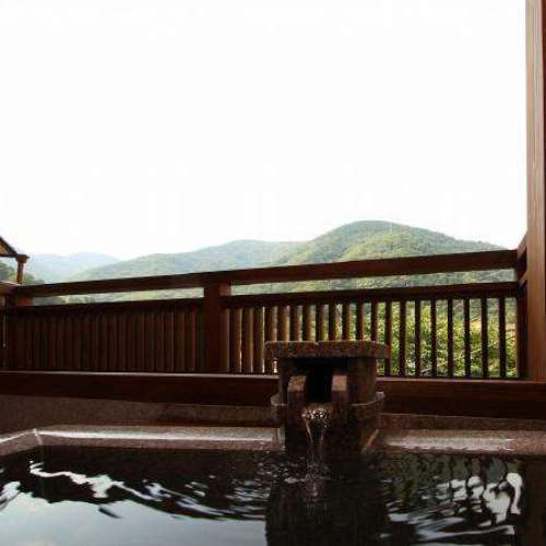 露天風呂と箱根外輪山（そよぎの間-瑞雲）