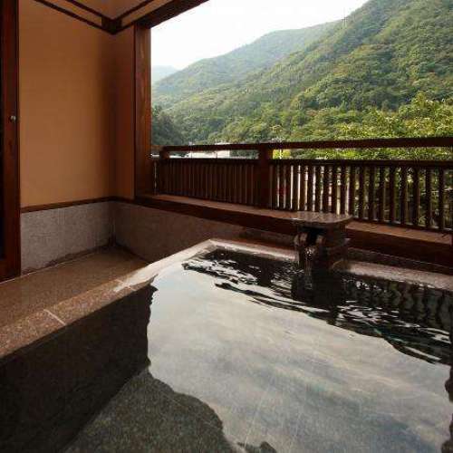 新客室から見た露天風呂と箱根の外輪山（そよぎの間-瑞雲）