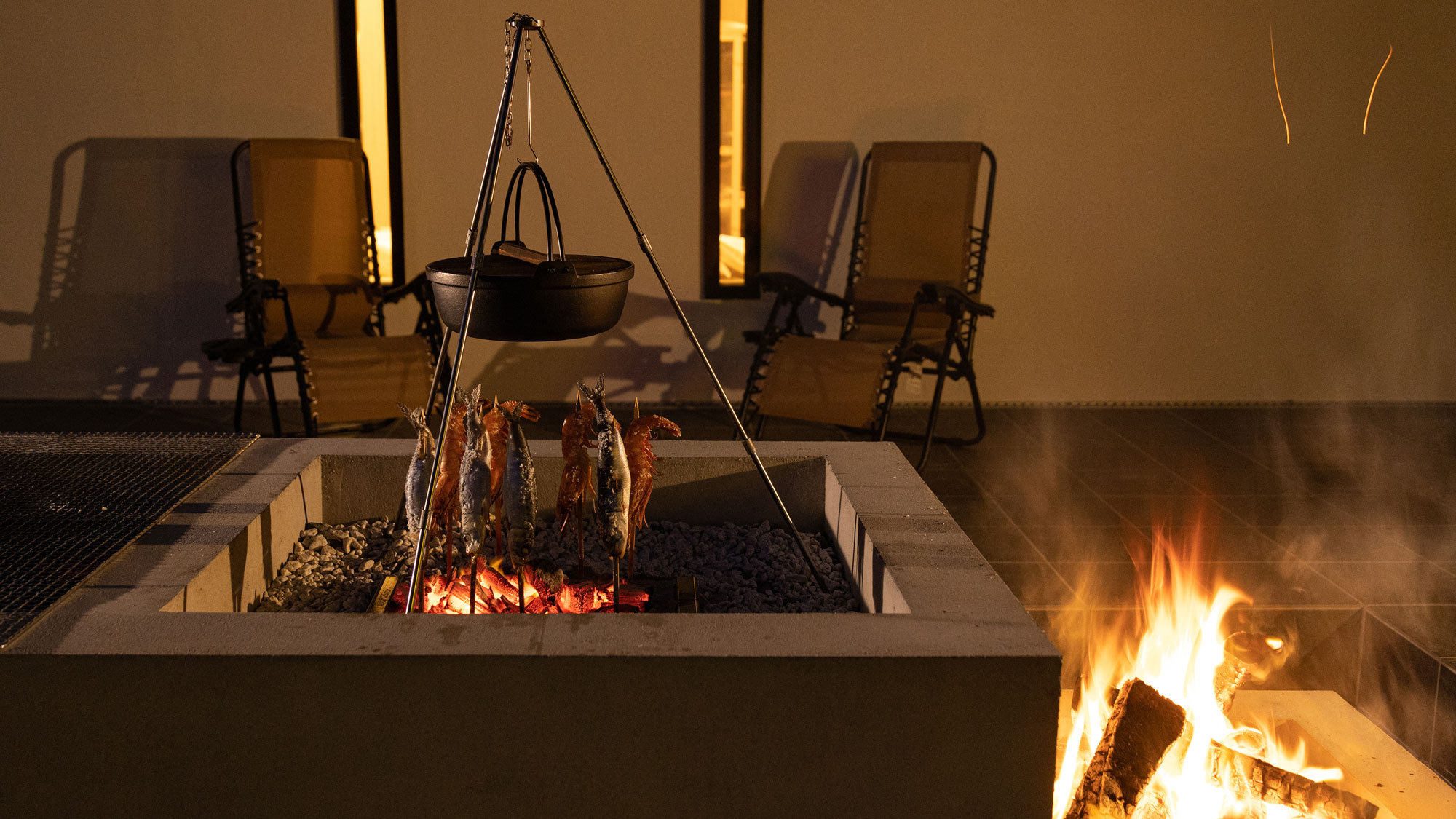 【絶景テラス】夜には囲炉裏と焚火を囲んでのんびりとお過ごしいただけます。