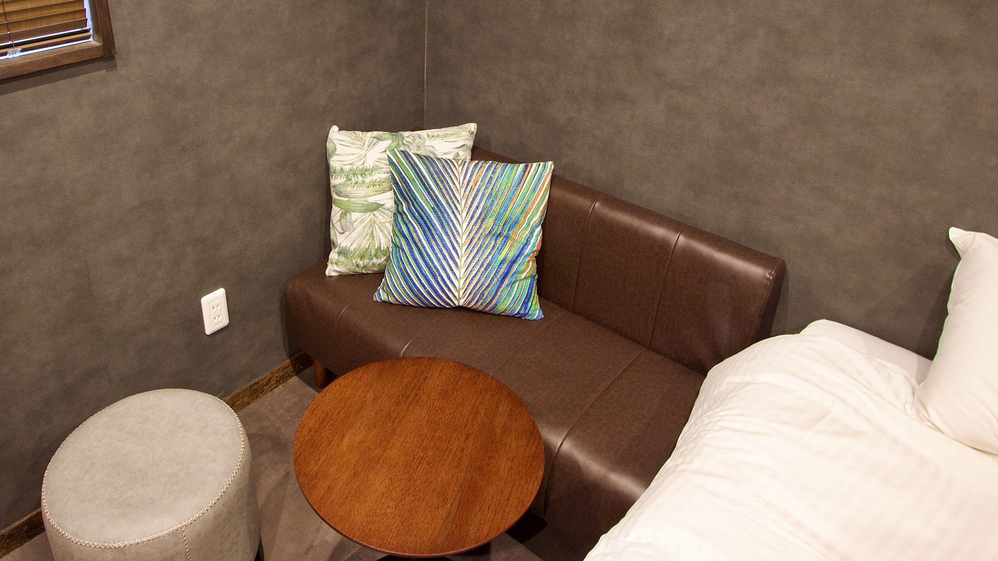 ・【部屋】シンプルなデザインで居心地の良い空間。ソファのうえでゆったりとした時間をおくつろぎください