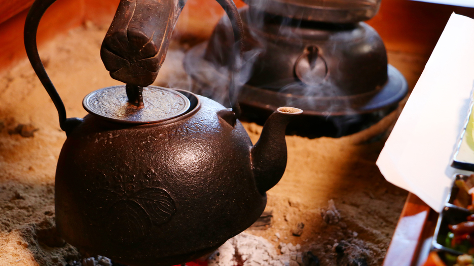 【囲炉裏】南部鉄器で沸かした鉄分とミネラルたっぷり湯で煎れるお茶うまい！