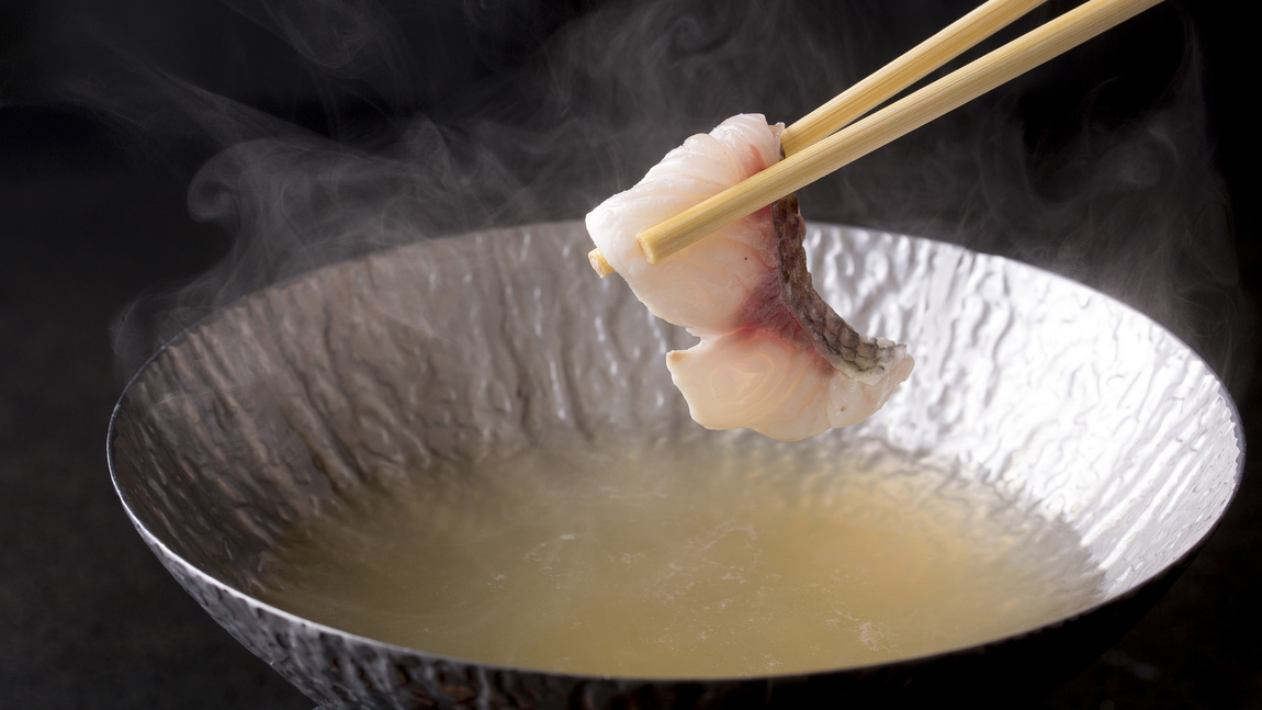 会席料理一例：桜鯛のしゃぶしゃぶは春しか味わえない、季節限定の味覚。