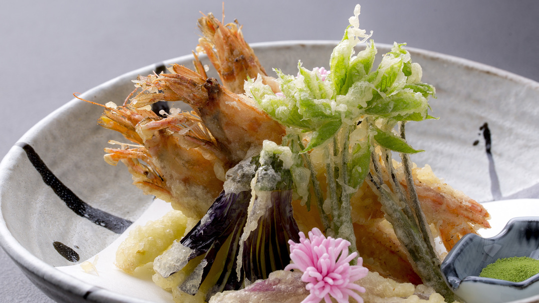 がまえびの天ぷら（別注）：水揚げ量も少なく、地元でしか味わえない甘い海老。