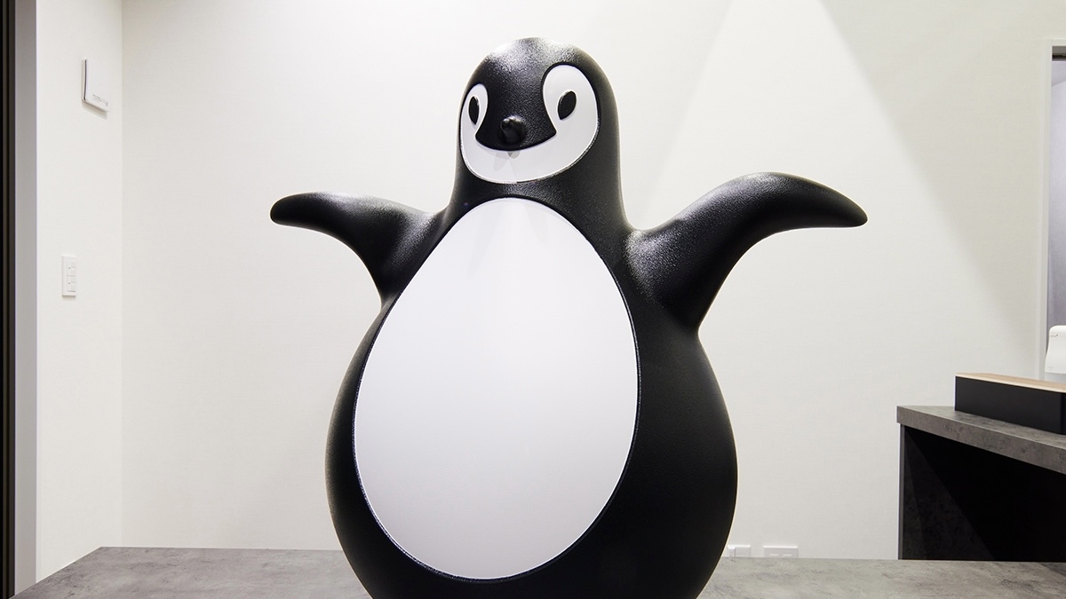 ＜ART＞フィンランドの巨匠エーロ・アールニオがデザインしたペンギン型のおきあがりこぼしです。