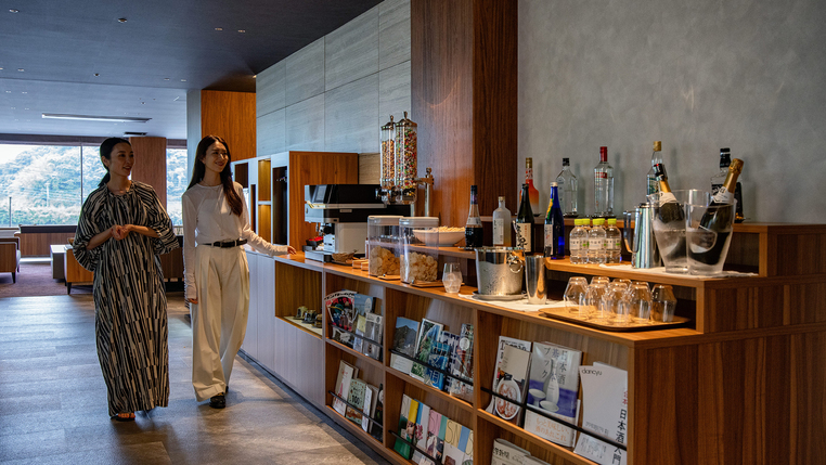 【ラウンジ】良質のお水やお米の産地である佐賀県の恵みを活かした「銘酒」や「セレクトワイン」もご用意！