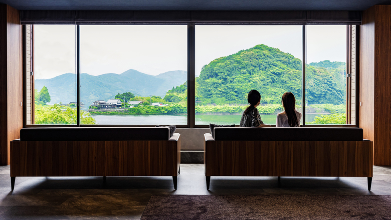【ロビー/ラウンジ】雄大な山々の風景をすぐそばに感じ、心癒されるひとときをお過ごしください。