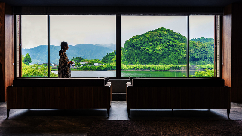 【ロビー/ラウンジ】雄大な山々の風景をすぐそばに感じ、心癒されるひとときをお過ごしください。